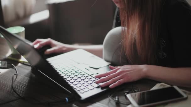 Hombre Joven Una Chica Joven Están Trabajando Frente Las Computadoras — Vídeo de stock