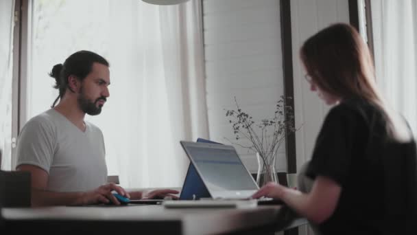 Giovane Uomo Una Giovane Ragazza Stanno Lavorando Davanti Computer Portatili — Video Stock