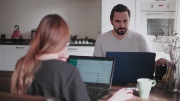 Hombre Joven Una Chica Joven Están Trabajando Frente Las Computadoras — Vídeos de Stock