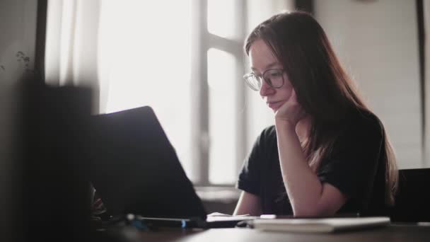 Młody Mężczyzna Młoda Dziewczyna Pracują Przed Laptopami Swoim Jasnym Mieszkaniu — Wideo stockowe