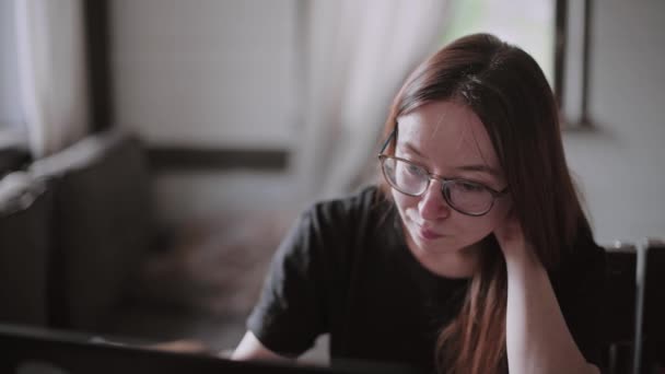 Młody Mężczyzna Młoda Dziewczyna Pracują Przed Laptopami Swoim Jasnym Mieszkaniu — Wideo stockowe