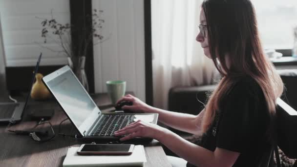 Молодой Человек Молодая Девушка Работают Перед Ноутбуками Своей Яркой Квартире — стоковое видео