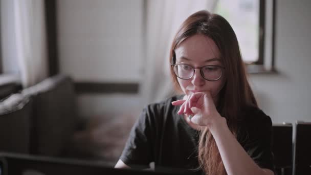 Jovem Uma Jovem Estão Trabalhando Frente Laptops Seu Apartamento Brilhante — Vídeo de Stock