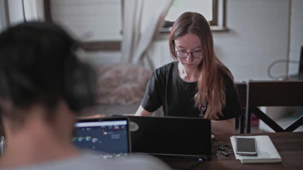 Genç Bir Adam Genç Bir Kız Parlak Dairelerinde Dizüstü Bilgisayarların — Stok video
