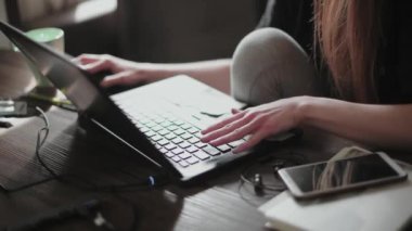 Genç bir adam ve genç bir kız parlak dairelerinde dizüstü bilgisayarların önünde çalışıyorlar. Karantina sırasında evden çalışacağım. Serbest çalışanların uzaktan kumandası. Gözlüklü genç ve güzel bir kız bilgisayar ekranının önünde..