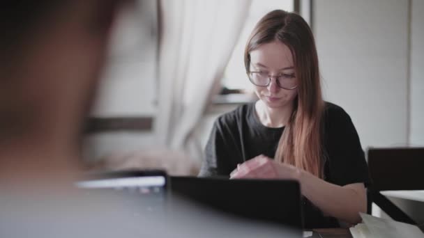 Jovem Uma Jovem Estão Trabalhando Frente Laptops Seu Apartamento Brilhante — Vídeo de Stock
