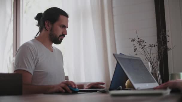 Jovem Uma Jovem Estão Trabalhando Frente Laptops Seu Apartamento Brilhante — Vídeo de Stock