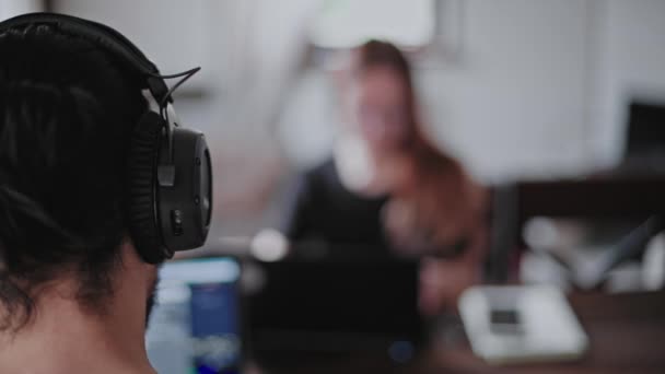 Een Jonge Man Een Jong Meisje Werken Voor Laptops Hun — Stockvideo