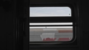 4K 'deki hareket halindeki bir trenin penceresinden bak. Tren penceresinden kırsal alan. Sonbaharda tarlalar ve ormanlar.