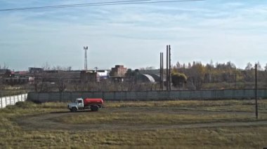 4K 'deki hareket halindeki bir trenin penceresinden bak. Tren penceresinden kırsal alan. Sonbaharda tarlalar ve ormanlar.