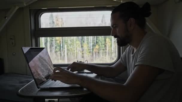 Man Trein Werkt Aan Computer Print Tekst Het Laptop Toetsenbord — Stockvideo