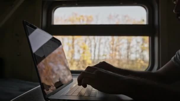 Άνθρωπος Στο Τρένο Δουλεύει Στον Υπολογιστή Εκτυπώνει Κείμενο Στο Πληκτρολόγιο — Αρχείο Βίντεο