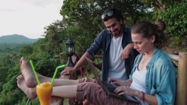 Genç yakışıklı bir adam, serbest çalışan güzel bir kızla ortak bir proje üzerinde çalışırken iş konuşuyordu. Güzel bir kadın tasarımcı iş arkadaşıyla sitenin projesini tartışıyor..