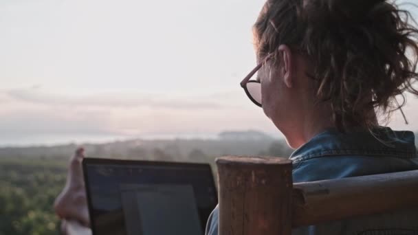 Freelancer Frau Sitzt Mit Einem Laptop Auf Einem Hochstuhl Traumhafte — Stockvideo