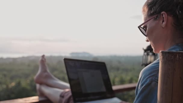 Freelancer Vrouw Zit Met Een Laptop Een Hoge Barkruk Geweldige — Stockvideo