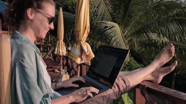 Freelancer Vrouw Zit Met Een Laptop Een Hoge Barkruk Geweldige — Stockvideo