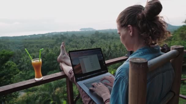 Mujer Freelancer Sienta Con Ordenador Portátil Taburete Barra Alta Increíbles — Vídeos de Stock