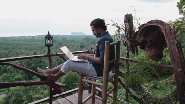 Mladý Pohledný Muž Vousy Pracuje Notebooku Kavárně Výhledem Neuvěřitelný Západ — Stock video