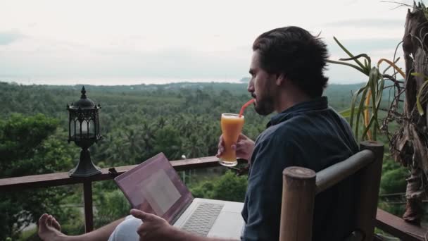 Hombre Joven Guapo Con Barba Trabaja Portátil Café Con Vistas — Vídeos de Stock