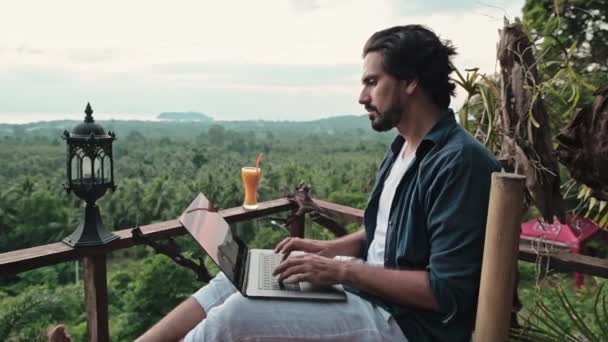 Hombre Joven Guapo Con Barba Trabaja Portátil Café Con Vistas — Vídeos de Stock