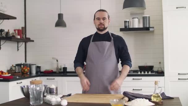 Genç Yakışıklı Aşçı Mutfakta Hamur Hazırlıyor Önlüklü Şef Hamuru Yoğuruyor — Stok video