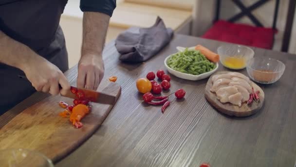Chef Taglia Verdure Nella Cucina Casa Taglio Verdure Cibo Sano — Video Stock