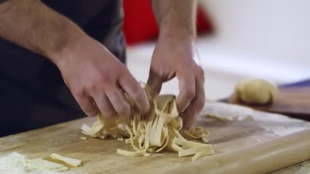 Chef Está Cortando Los Espaguetis Primer Plano Masa Pasta Haciendo — Vídeo de stock