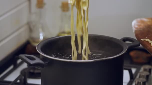 Μαγειρεύω Νουντλς Ζυμαρικά Μαγειρεύονται Ένα Μεταλλικό Τηγάνι Μαγειρικά Ζυμαρικά — Αρχείο Βίντεο