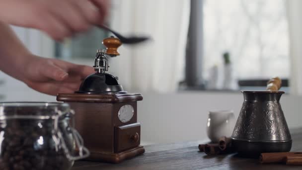 Processen Att Mala Kaffebönor Retrokvarn Kvinna Lagar Kaffe Morgonen Beredning — Stockvideo