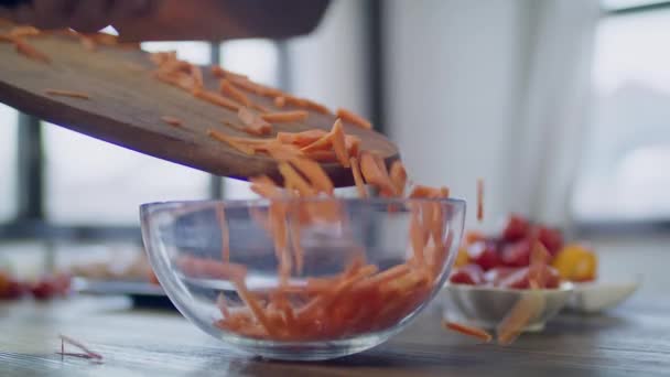 Şef Mutfağında Sebze Doğruyor Sağlıklı Yiyecekler Için Sebze Doğramak Aşçının — Stok video