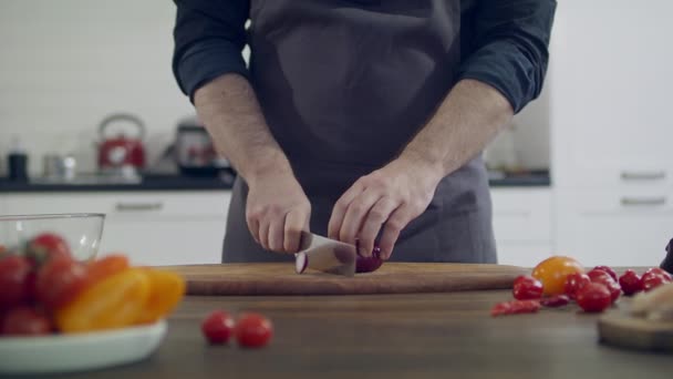 Szef Kuchni Kroi Warzywa Domowej Kuchni Krojenie Warzyw Dla Zdrowej — Wideo stockowe