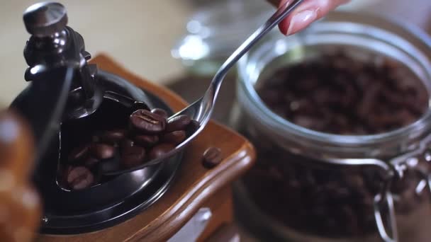 Eski Bir Değirmende Kahve Çekirdeklerini Öğütme Süreci Bir Kadın Sabahları — Stok video