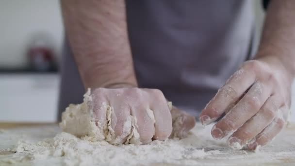 Jonge Knappe Mannelijke Chef Kok Die Thuis Keuken Deeg Maakt — Stockvideo