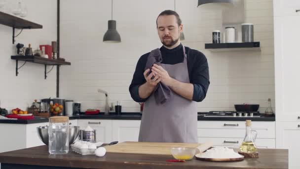 Шеф Кухар Подрібнює Овочі Домашній Кухні Різання Овочів Здорової Їжі — стокове відео