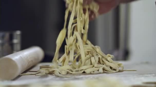 Chef Snijdt Spaghetti Close Van Pastadeeg Met Hand Udon Noedels — Stockvideo