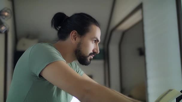 Hombre Fitness Una Bicicleta Haciendo Spinning Gimnasio Apto Para Hombres — Vídeo de stock