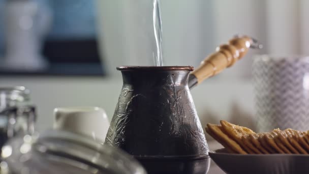 Staat Een Koperen Koffie Turks Een Houten Tafel Kookwater Wordt — Stockvideo