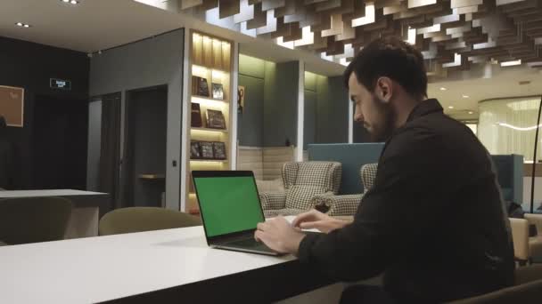 Genç Odaklı Yakışıklı Adamı Dizüstü Bilgisayarla Çalışıyor Yeşil Ekran Laptop — Stok video