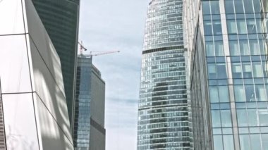 Modern şehir mimarisi. Bulutlarda mavi gökyüzüne karşı bir gökdelen.