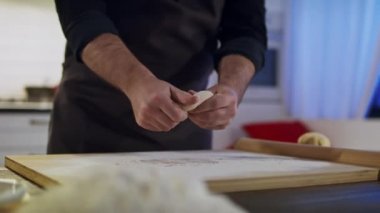 Bir aşçının ve hamurun yakın çekimi.. 