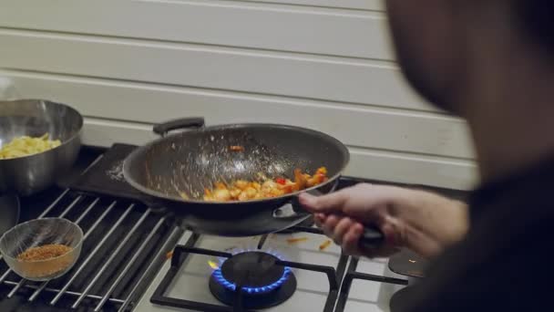 Groenten en kip roosteren in een wok boven een vuur. Koken Aziatische keuken. — Stockvideo