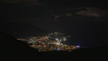 Geceleri liman şehrinin kuş bakışı görüntüsü. 