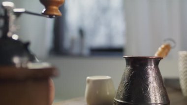 Sabah mis kokulu doğal kahve yapma süreci.