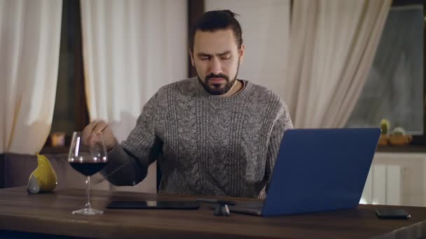 Une personne dans des lunettes travaille sur un ordinateur portable — Video