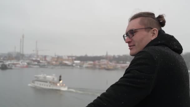 La persona se para en la cubierta trasera del barco y mira el paisaje invernal — Vídeos de Stock