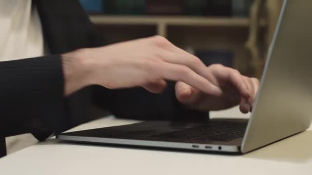 Nahaufnahme der Tastatur. Geschäftsmann arbeitet an einem Laptop. — Stockvideo