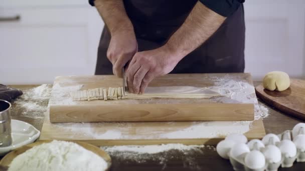 Close-up van pastadeeg. De chef snijdt de spaghetti door.. — Stockvideo