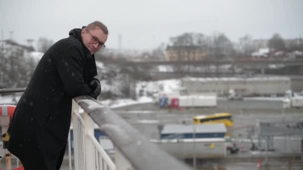 Osoba stojí na zadní palubě lodi a dívá se na zimní krajinu — Stock video