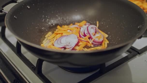 Vařím asijské jídlo. Vaření středomořské kuchyně. — Stock video