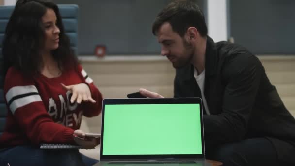 Tecla de croma en la pantalla del ordenador portátil. Dos personas están sentadas en un portátil. — Vídeos de Stock